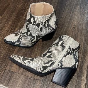 💥SOLD💥Snakeskin Booties